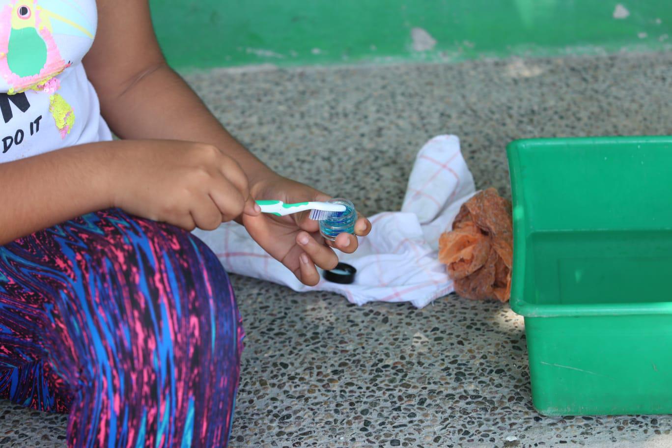 $!Jael limpia tenis y botas para comprar una camioneta a su mamá y ayudar a niños pobres de Mazatlán