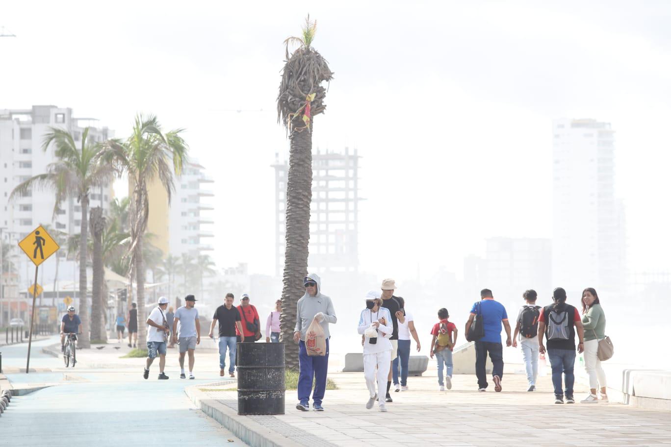 $!Oleaje daña dos negocios en la zona del malecón