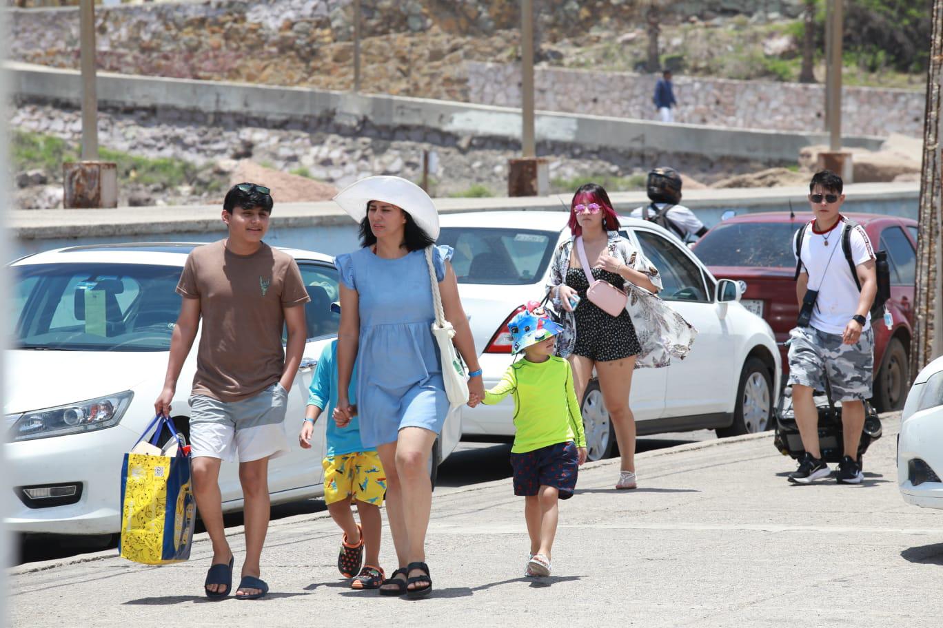 $!Inician vacaciones de verano con cientos de bañistas en las playas de Mazatlán