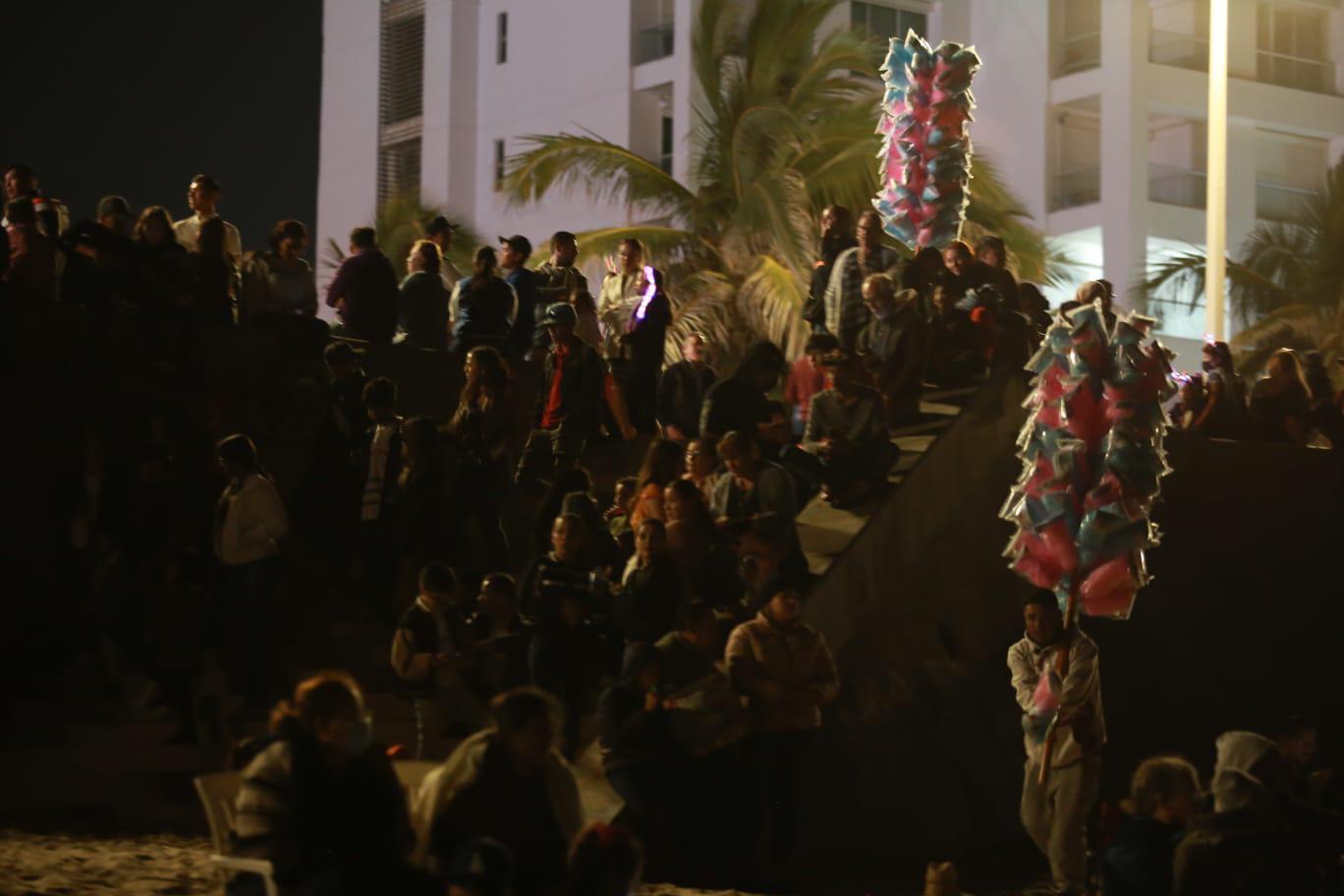 $!Yates ‘multicolores’ adornan la bahía de Mazatlán en el primer Desfile de Luces sobre el Mar