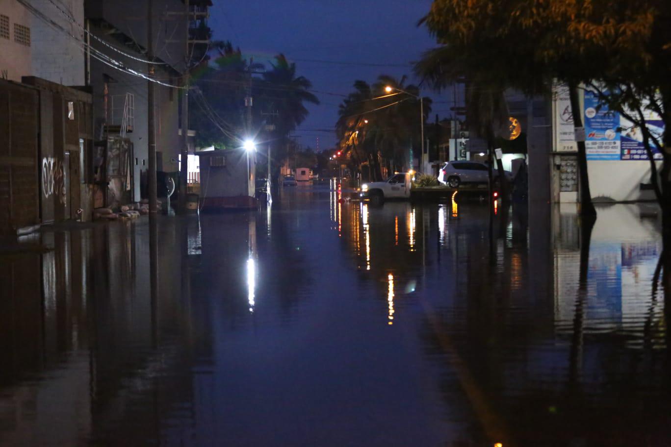 $!Lluvias por la tormenta Enrique dejan inundaciones en vialidades y playas cerradas en Mazatlán