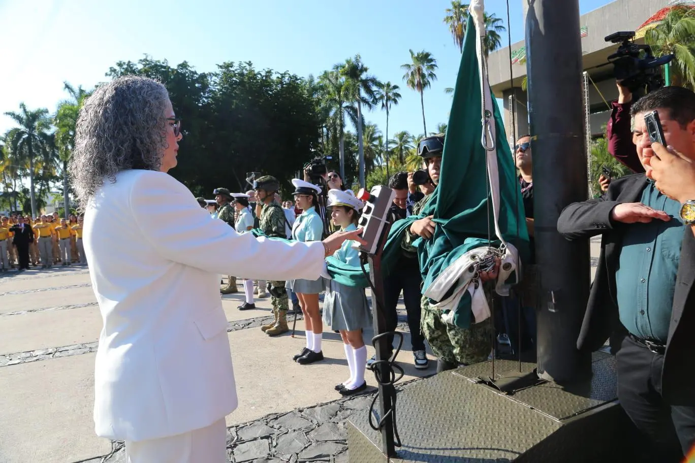 $!Encabeza Graciela Domínguez izamiento de bandera por el 216 aniversario de la Independencia