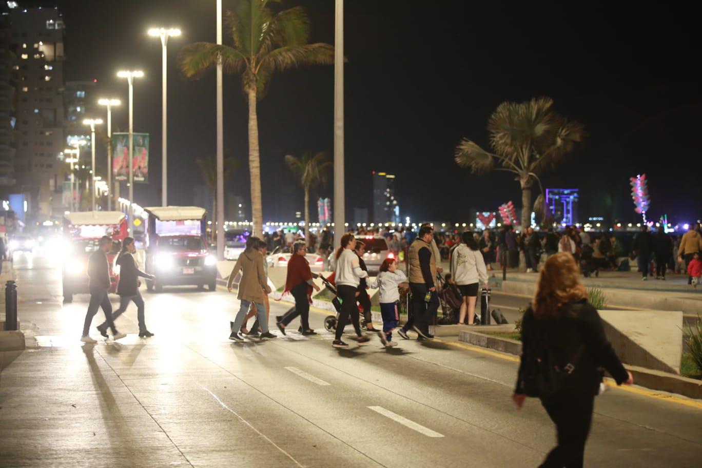 $!Yates ‘multicolores’ adornan la bahía de Mazatlán en el primer Desfile de Luces sobre el Mar