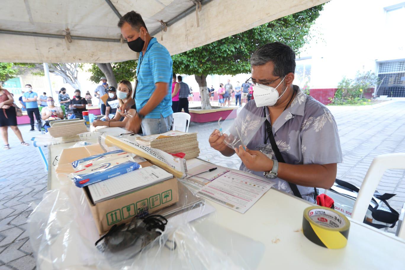 $!Turistas asisten a votar en casilla especial de Conapesca, en Mazatlán