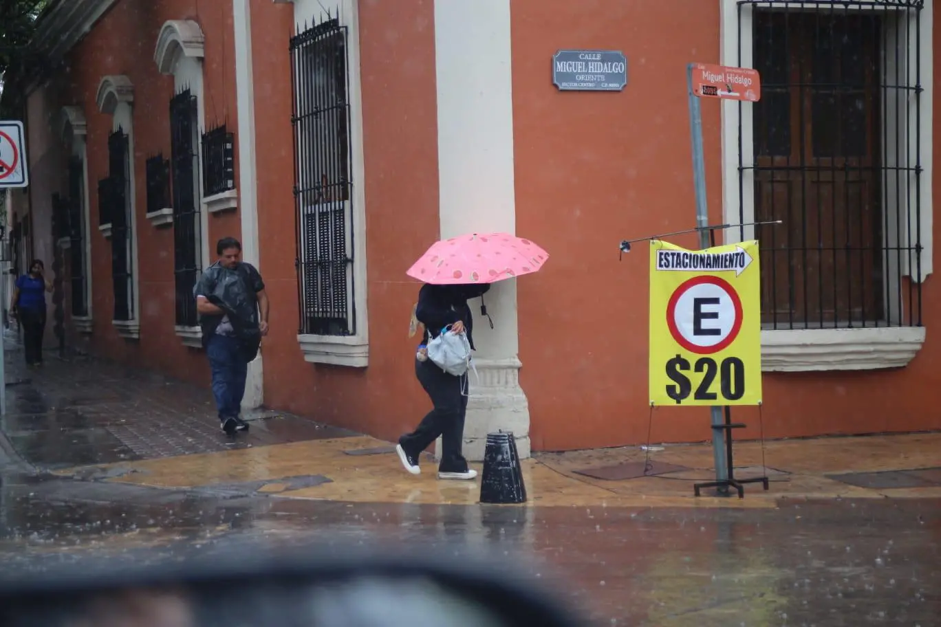 $!Lluvia sorprende a Culiacán este viernes
