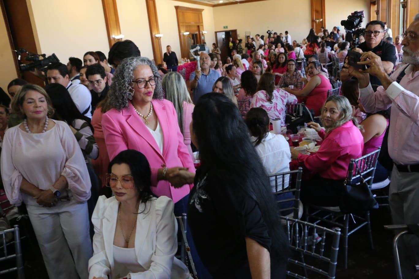 $!Entregan prótesis mamarias a sobrevivientes de cáncer en Sinaloa