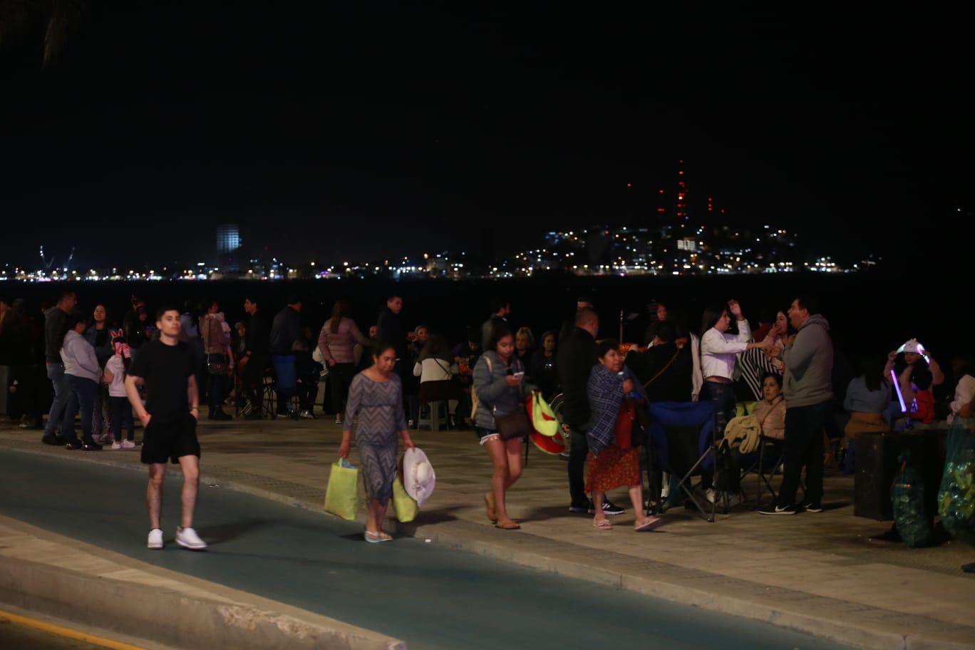 $!Yates ‘multicolores’ adornan la bahía de Mazatlán en el primer Desfile de Luces sobre el Mar