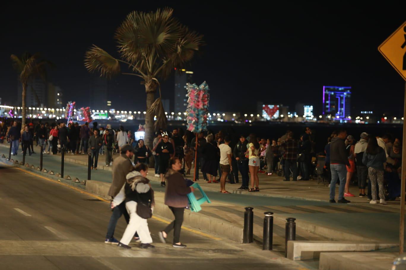 $!Yates ‘multicolores’ adornan la bahía de Mazatlán en el primer Desfile de Luces sobre el Mar
