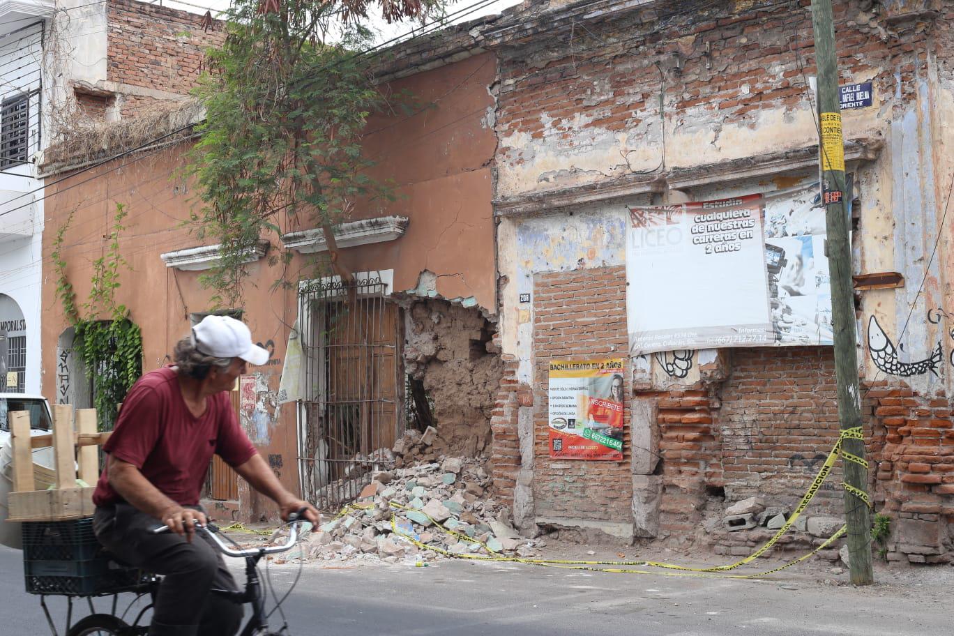 $!Nuevo derrumbe en vivienda del Centro de Culiacán pone en riesgo a transeúntes