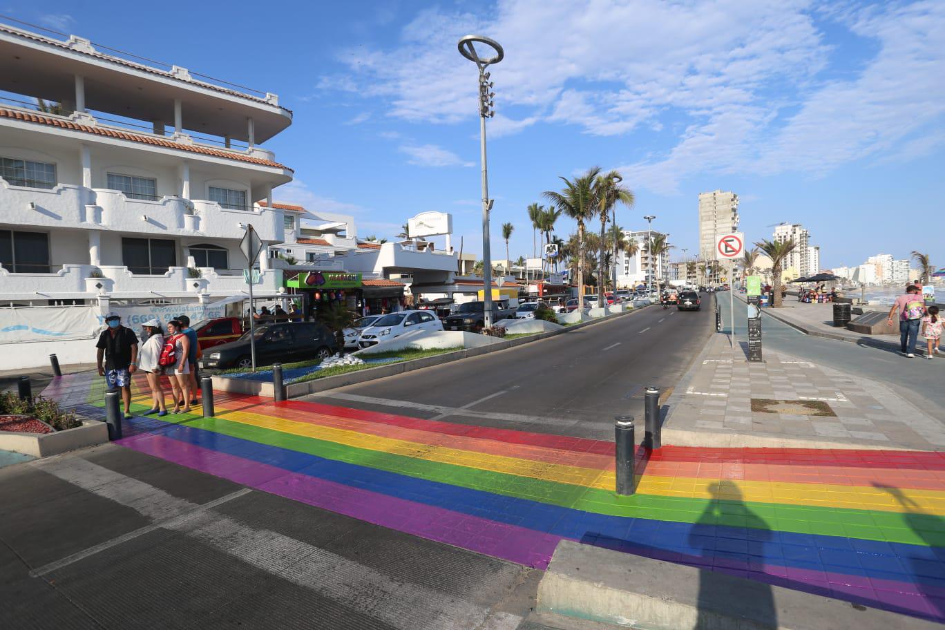 $!Pintan de ‘arcoíris’ cruce peatonal de Avenida del Mar, en Mazatlán