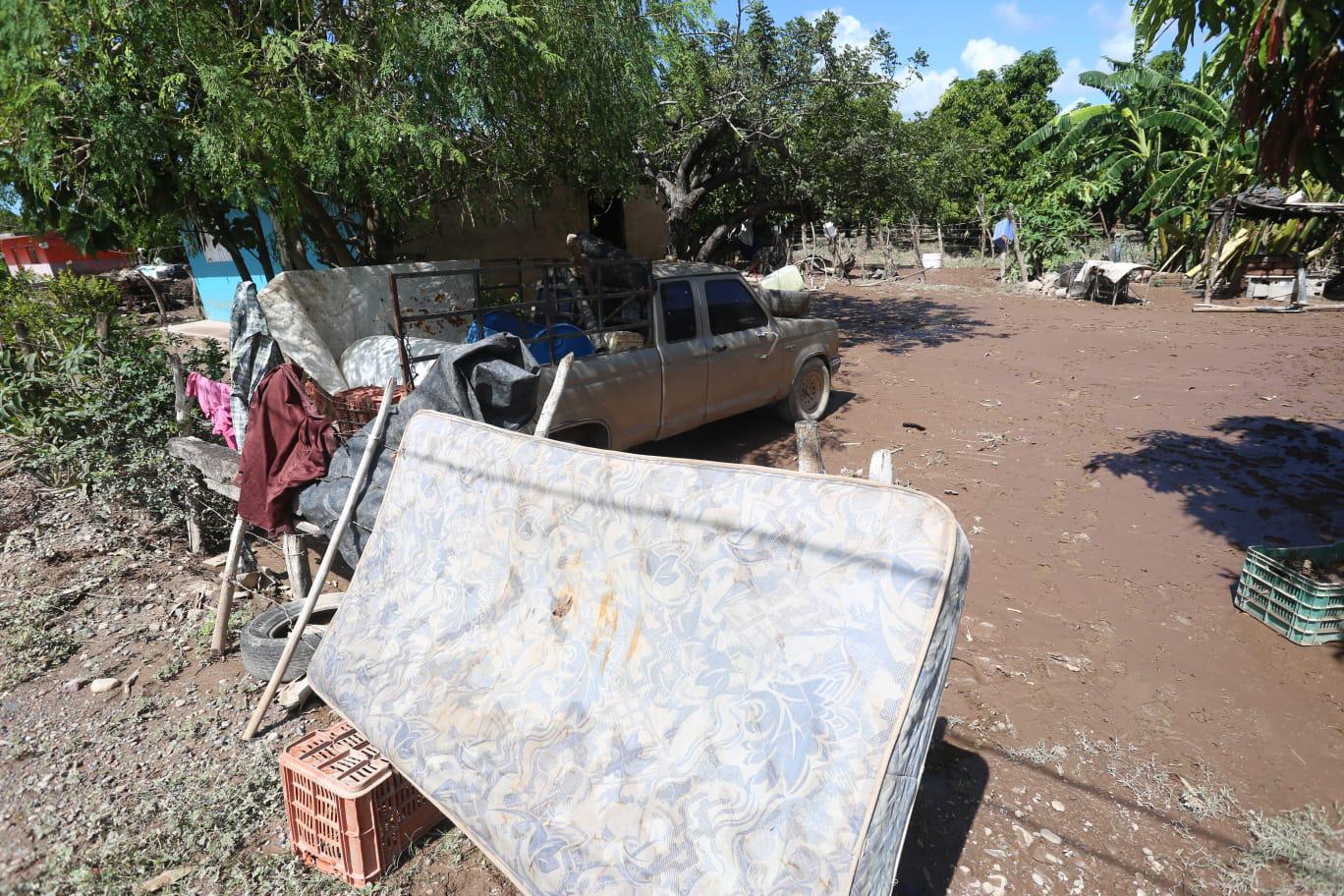 $!Limpian sus casas afectados por desbordamiento del Río Baluarte; intentan recuperar parte de sus pertenencias y animales