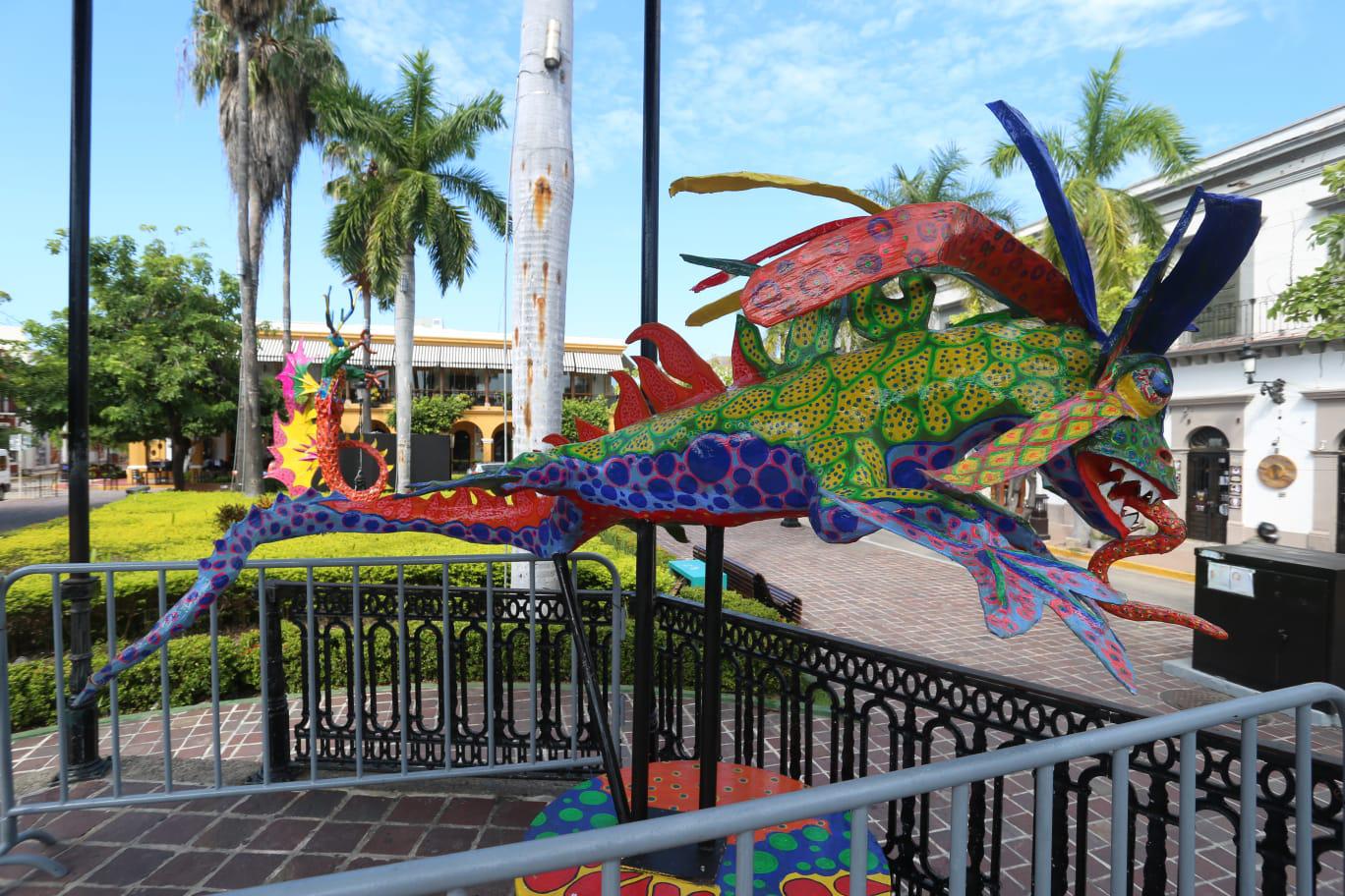 $!Danzan alebrijes en la Plazuela Machado y la llenan de color