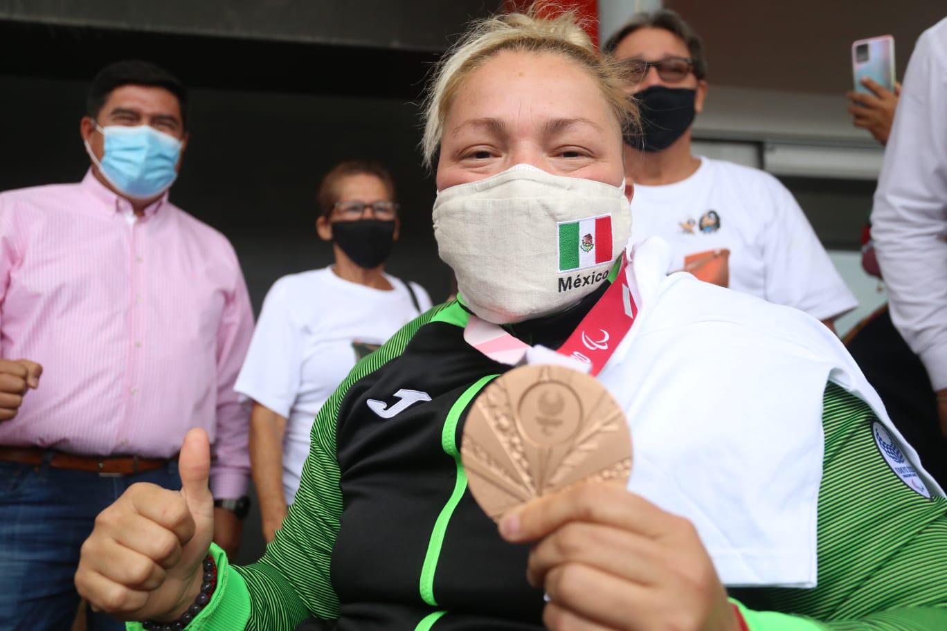 $!Esto no se acaba aquí, vamos a seguir trabajando: Rosa María Guerrero al llegar a Mazatlán con su bronce paralímpico
