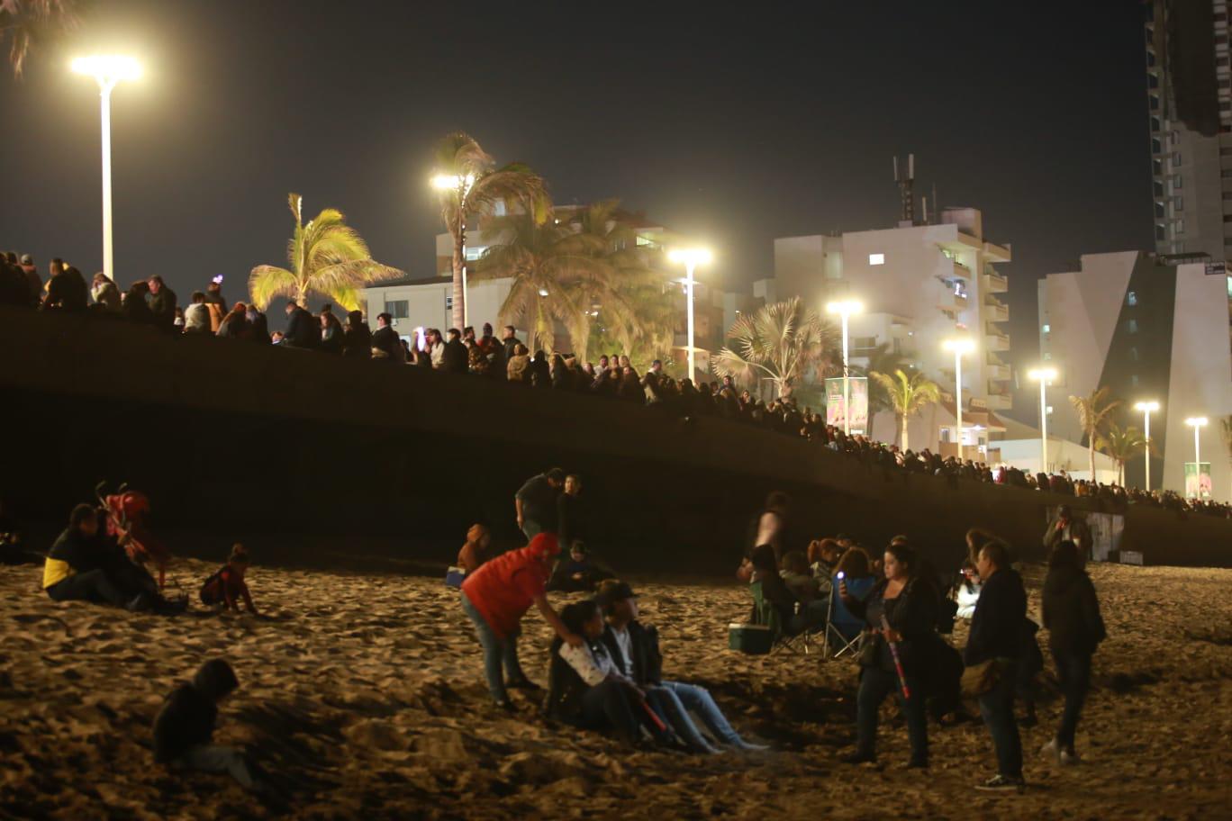 $!Yates ‘multicolores’ adornan la bahía de Mazatlán en el primer Desfile de Luces sobre el Mar