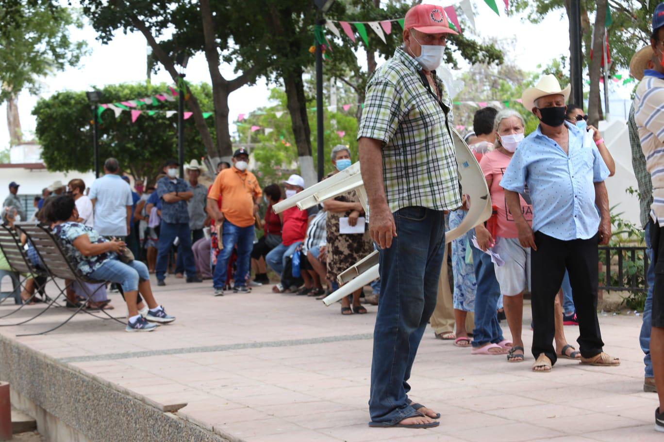 $!En El Roble, Mazatlán, aplican segunda dosis de vacuna contra el Covid-19 a mayores de 60 años