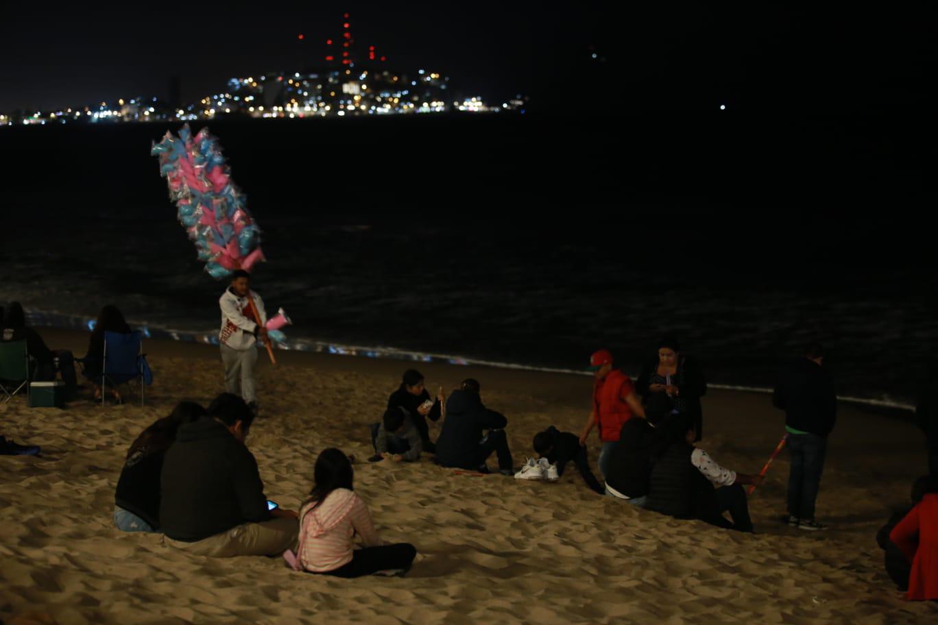$!Yates ‘multicolores’ adornan la bahía de Mazatlán en el primer Desfile de Luces sobre el Mar