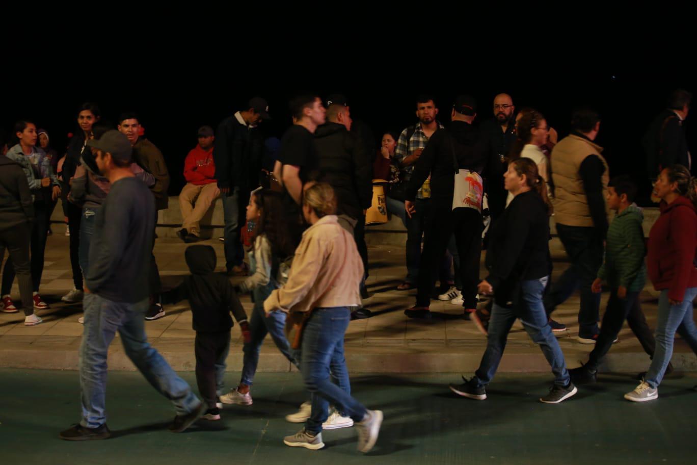 $!Yates ‘multicolores’ adornan la bahía de Mazatlán en el primer Desfile de Luces sobre el Mar