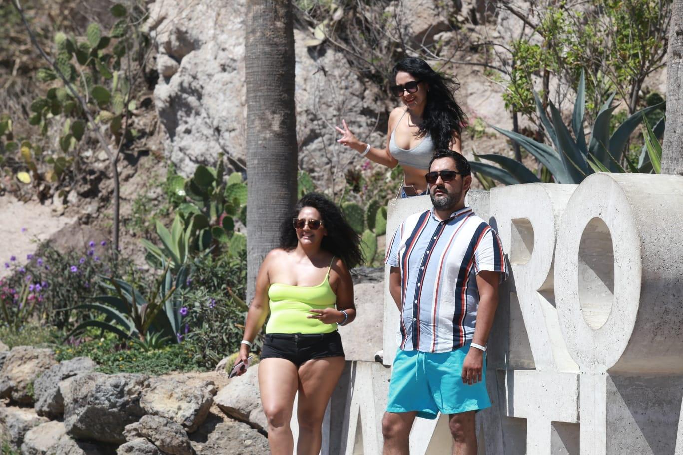 $!Disfrutan centenares de personas atractivos de Mazatlán este domingo