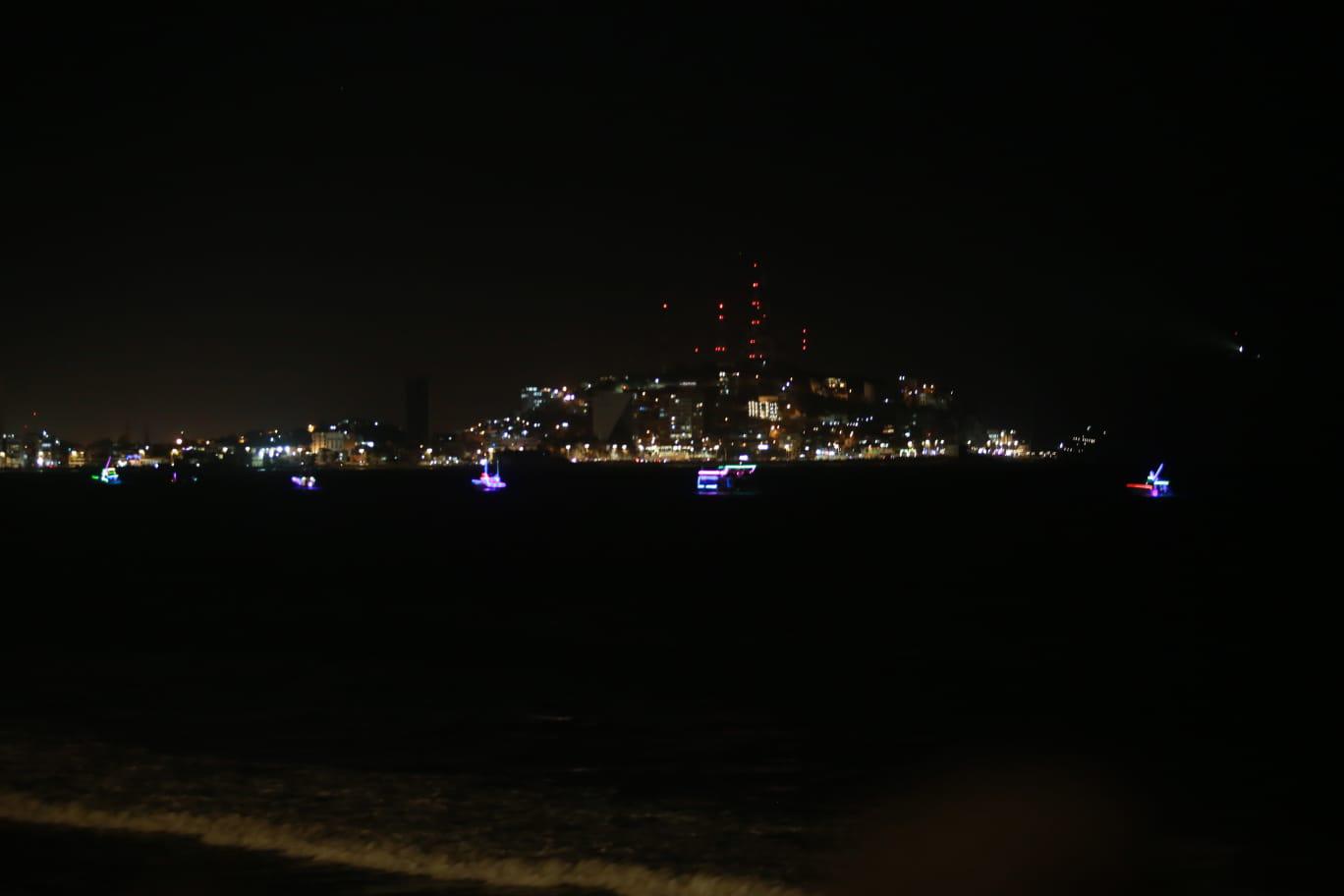 $!Yates ‘multicolores’ adornan la bahía de Mazatlán en el primer Desfile de Luces sobre el Mar