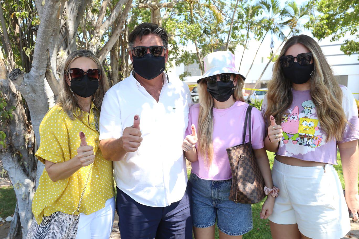 $!Ismael Barros y Elena Zorrilla de Barros con sus sus hijas, Elena y Ana Sofía Barros.