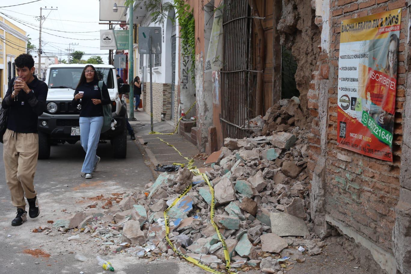 $!Nuevo derrumbe en vivienda del Centro de Culiacán pone en riesgo a transeúntes