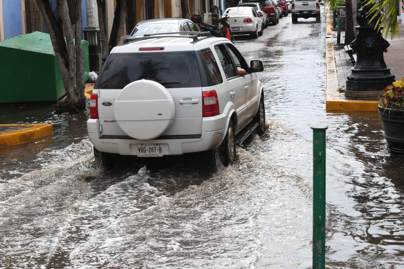 $!Quedan ‘bajo el agua’ la Cruz Lizárraga y alrededores de la Machado, en Mazatlán, tras la lluvia de este viernes