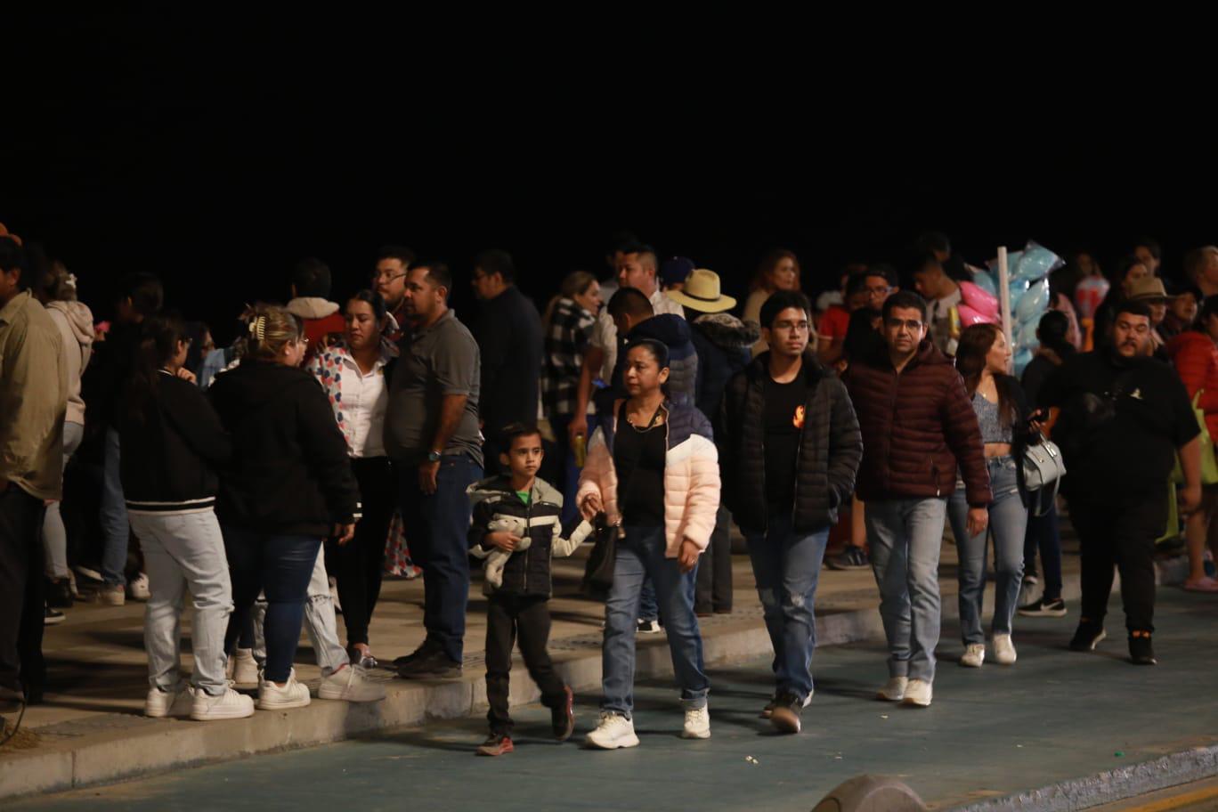 $!Miles de personas acudieron al malecón de Mazatlán a presenciar el desfile de yates.