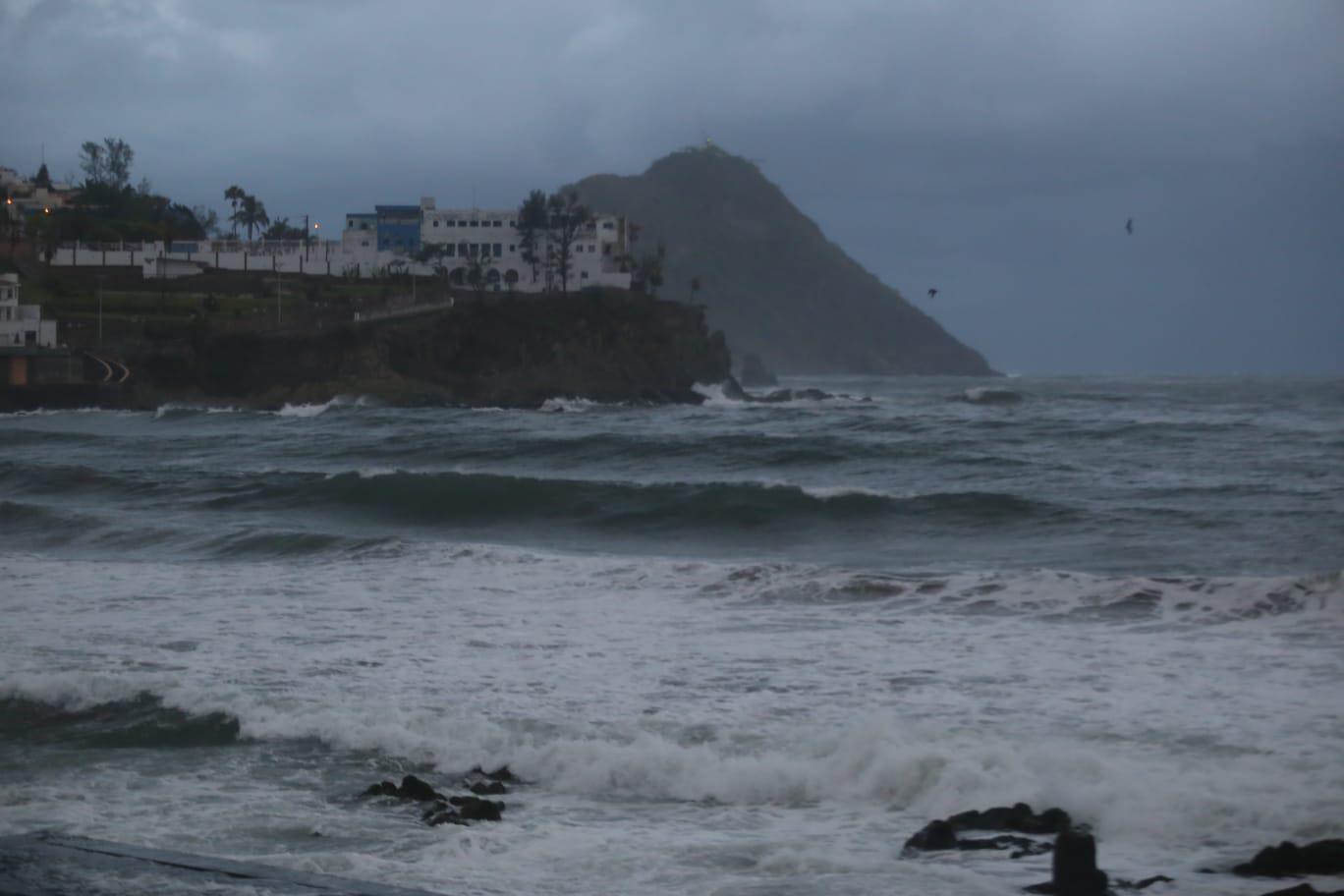 $!Lluvias por la tormenta Enrique dejan inundaciones en vialidades y playas cerradas en Mazatlán