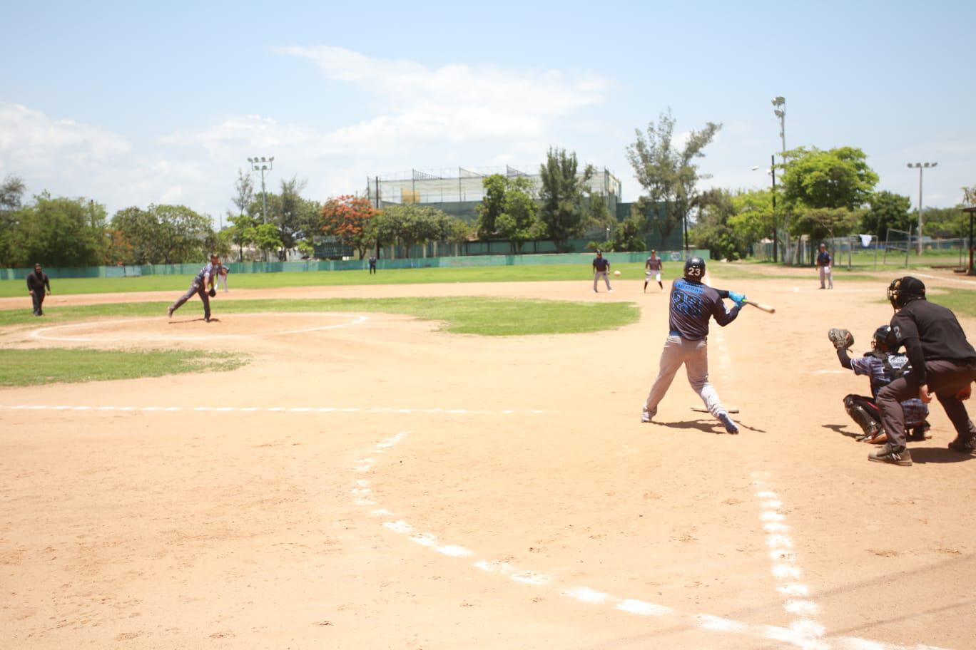 $!Covec saca apretado triunfo en Liga de Beisbol de 35 Años y Más