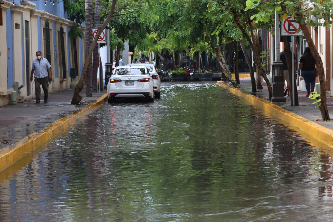 $!Quedan ‘bajo el agua’ la Cruz Lizárraga y alrededores de la Machado, en Mazatlán, tras la lluvia de este viernes