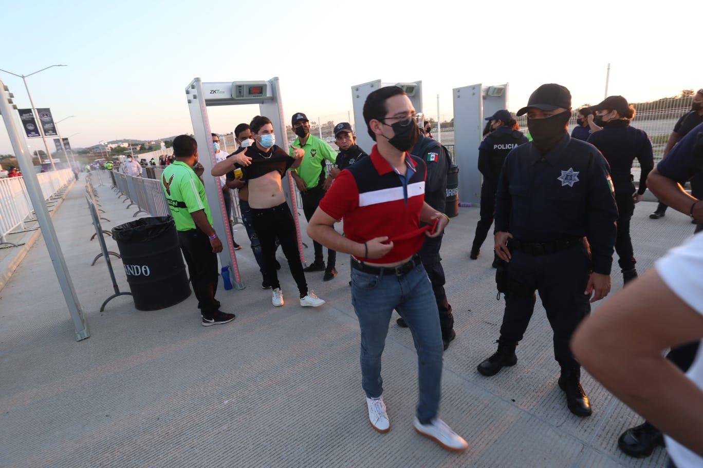 $!Mazatlecos se vuelcan al Kraken para escuchar a Christian Nodal