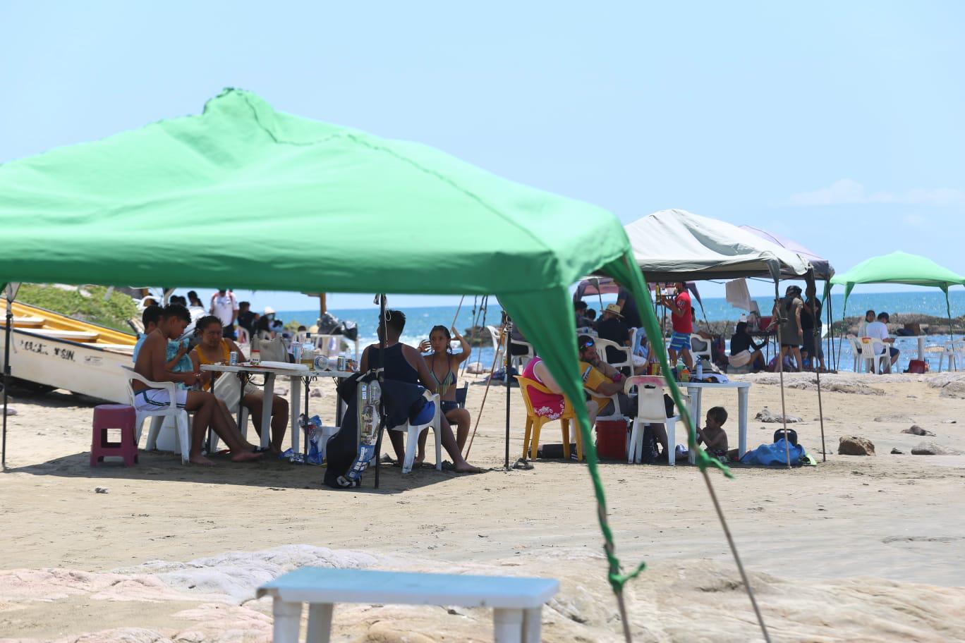 $!Pese al verano, disminuyen bañistas en playas de Mazatlán