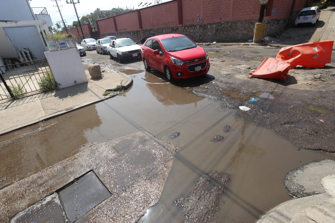 $!Regresan pozos a zona donde se realizó prueba de máquina ‘bacheadora’ adquirida por el Gobierno de Mazatlán