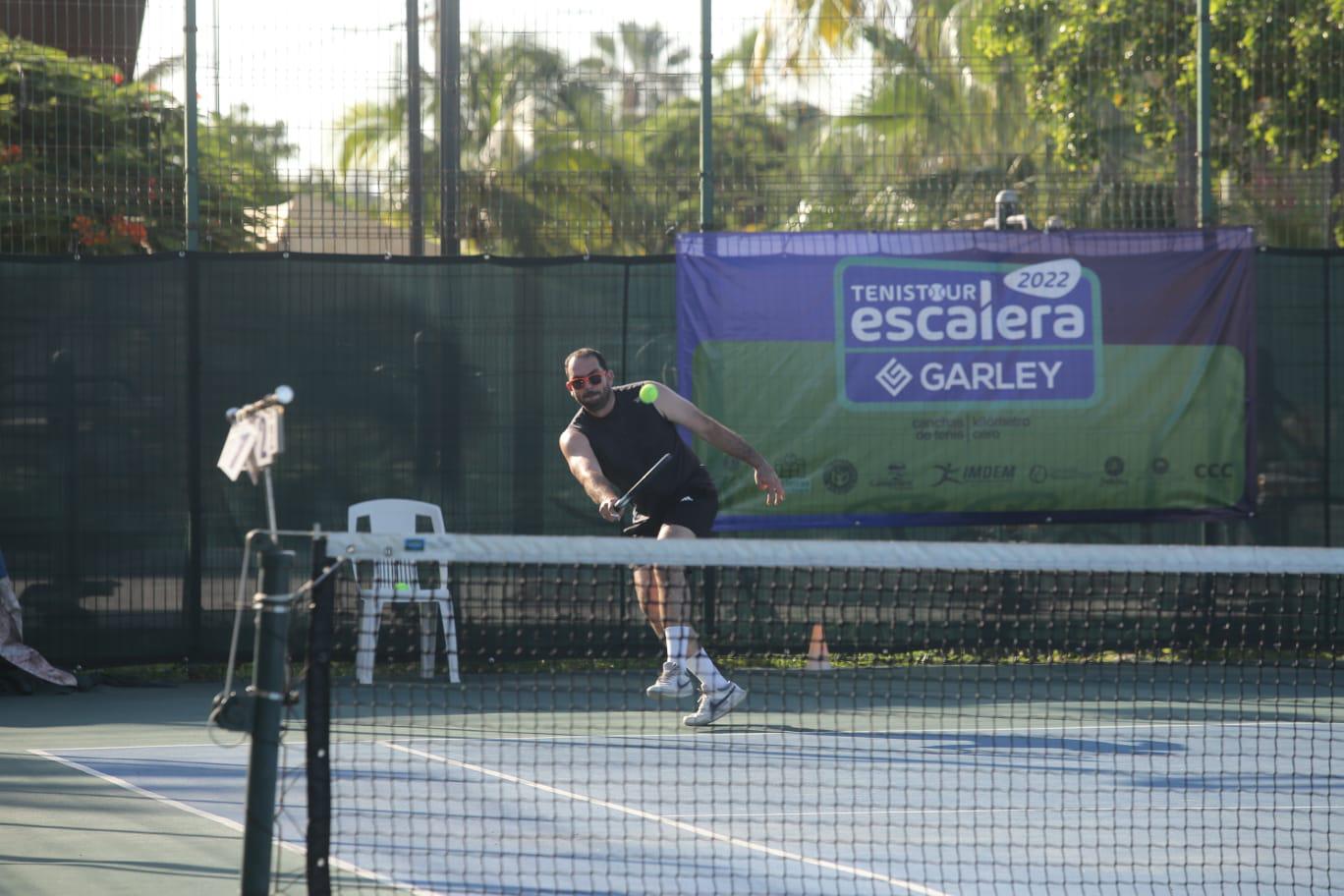 $!La actividad del Torneo de Tenis Escalera Garley, en el Kilómetro Cero de Mazatlán, no se detiene