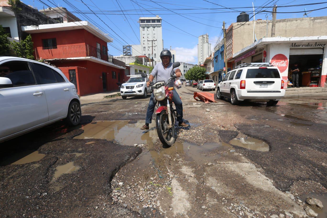 $!Regresan pozos a zona donde se realizó prueba de máquina ‘bacheadora’ adquirida por el Gobierno de Mazatlán