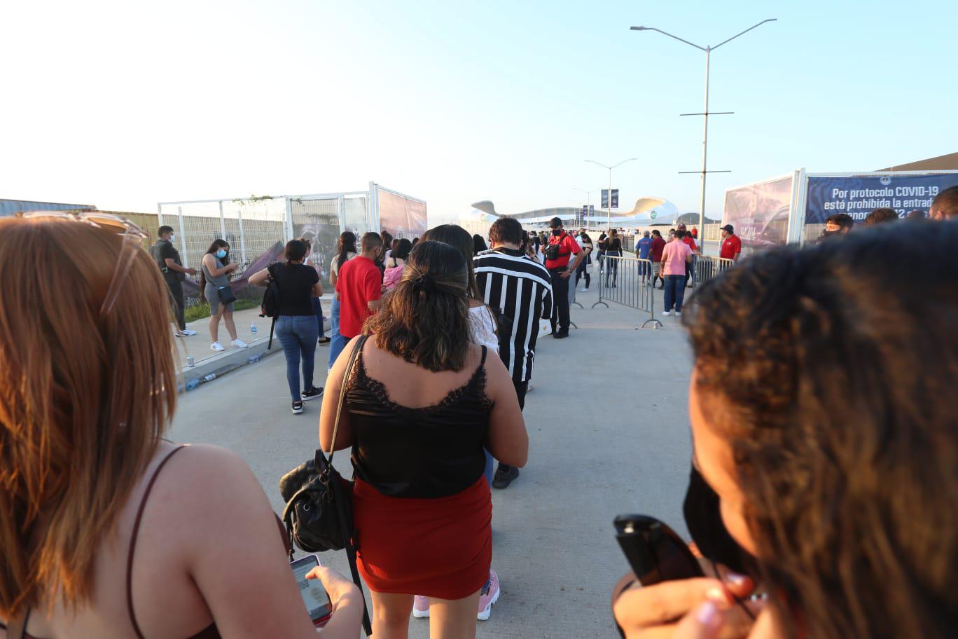 $!Mazatlecos se vuelcan al Kraken para escuchar a Christian Nodal