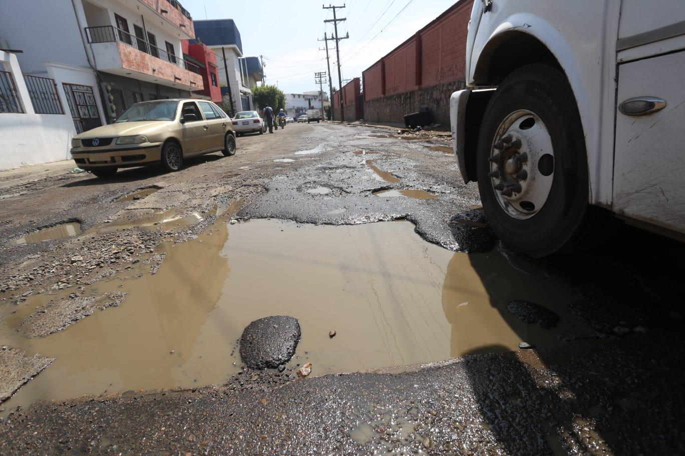 $!Regresan pozos a zona donde se realizó prueba de máquina ‘bacheadora’ adquirida por el Gobierno de Mazatlán