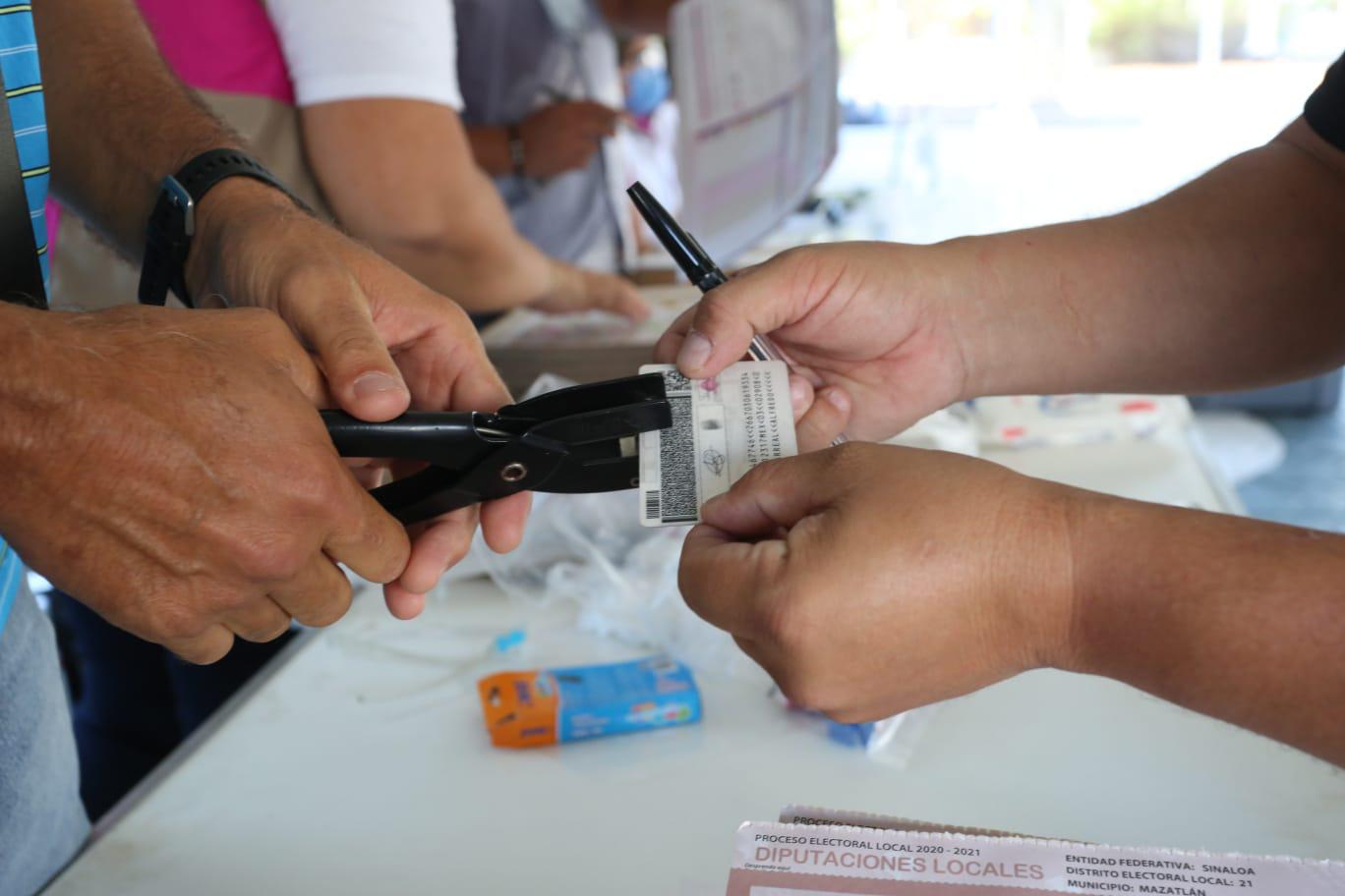 $!Turistas asisten a votar en casilla especial de Conapesca, en Mazatlán