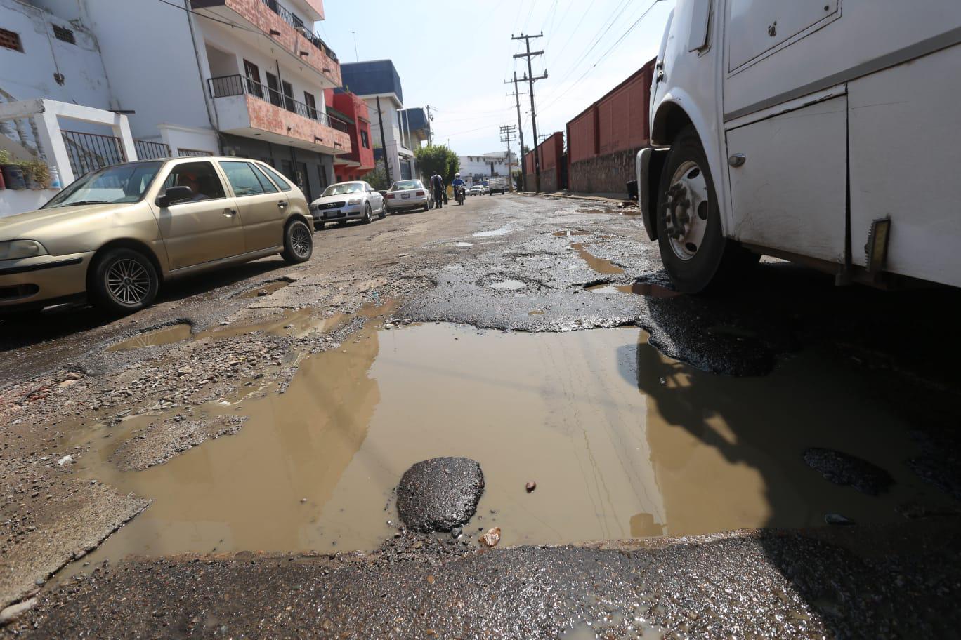 $!Regresan pozos a zona donde se realizó prueba de máquina ‘bacheadora’ adquirida por el Gobierno de Mazatlán