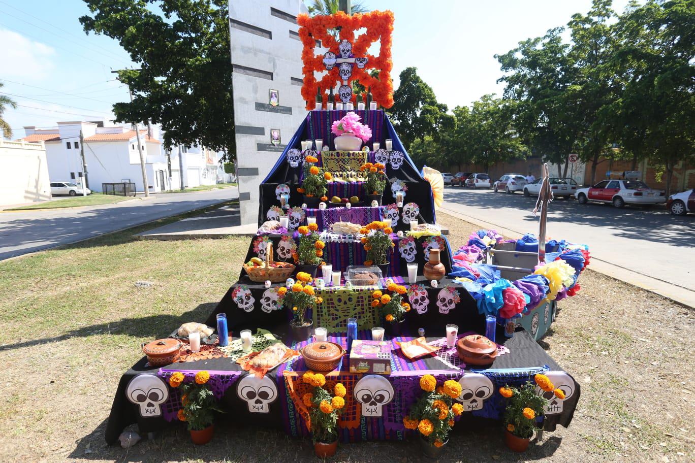 $!Realizan en Mazatlán altares en honor a sus fieles difuntos