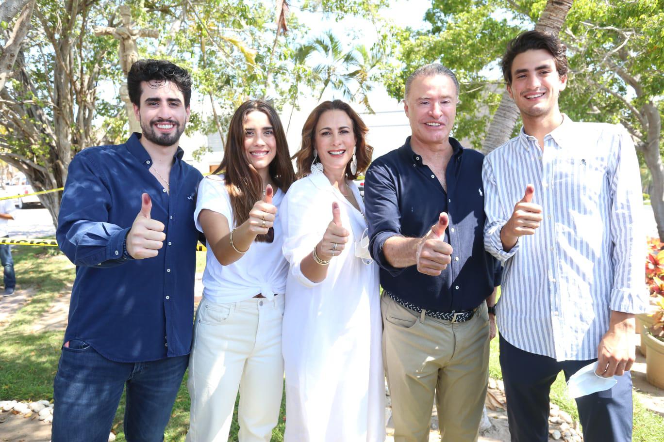 $!El Gobernador Quirino Ordaz Coppel y Rosy Fuentes de Ordaz con sus hijos, Quirino, Silvana y Santiago Ordaz Fuentes.