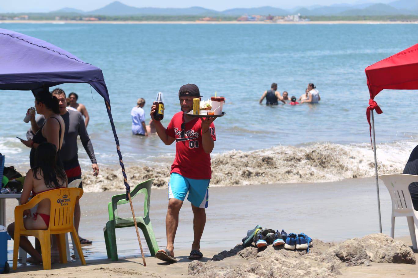 $!Pese al verano, disminuyen bañistas en playas de Mazatlán