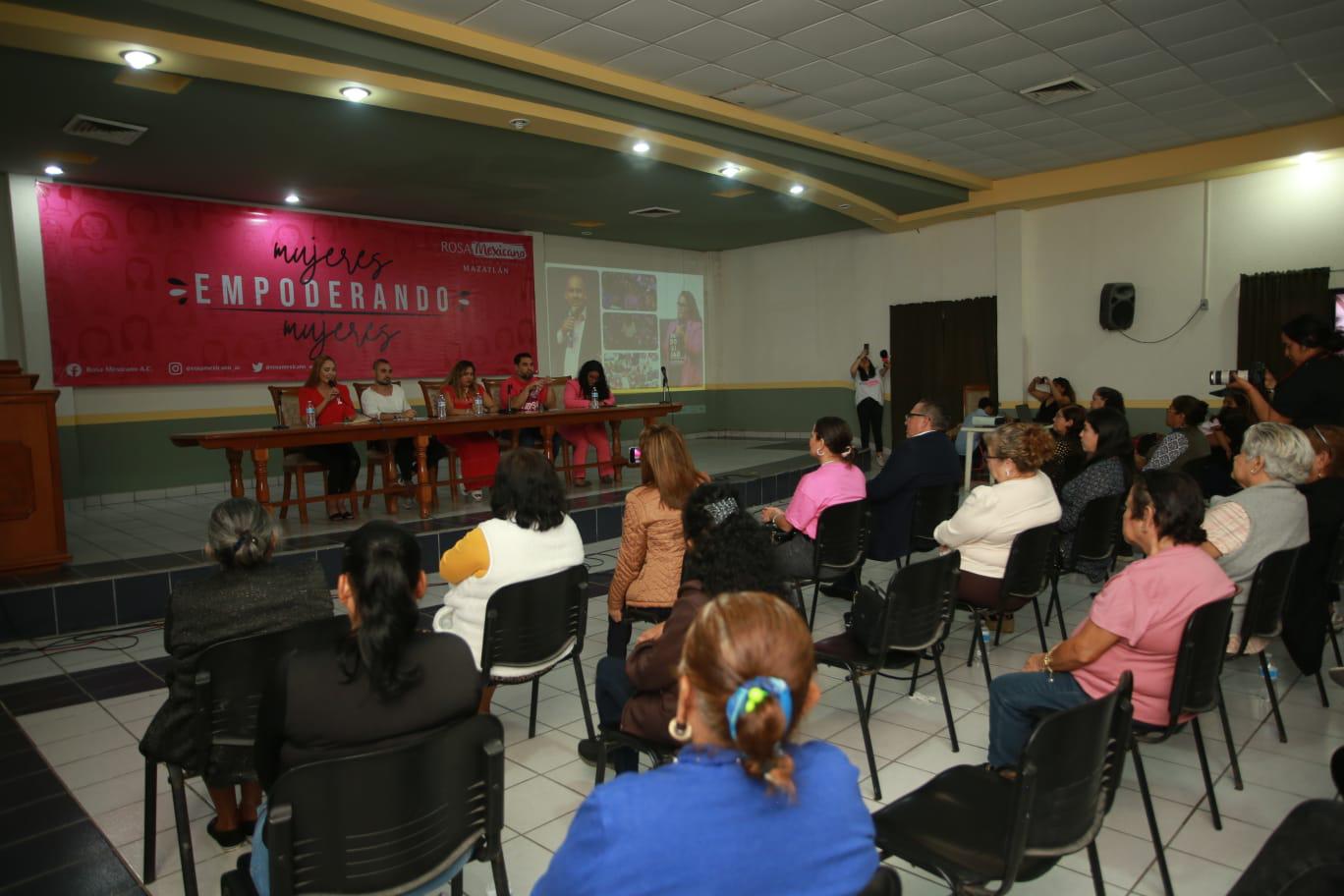 $!Llama a erradicar la violencia hacia las mujeres y aprovecha para impulsar a su padre