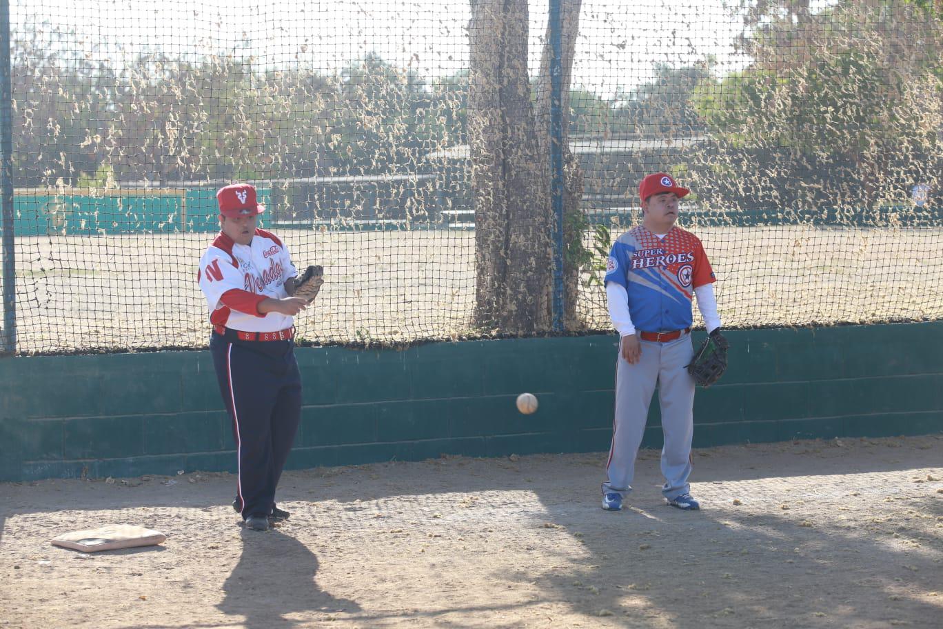 $!Carlos Guzmán, el ‘padre’ de decenas de niños Súper Héroes