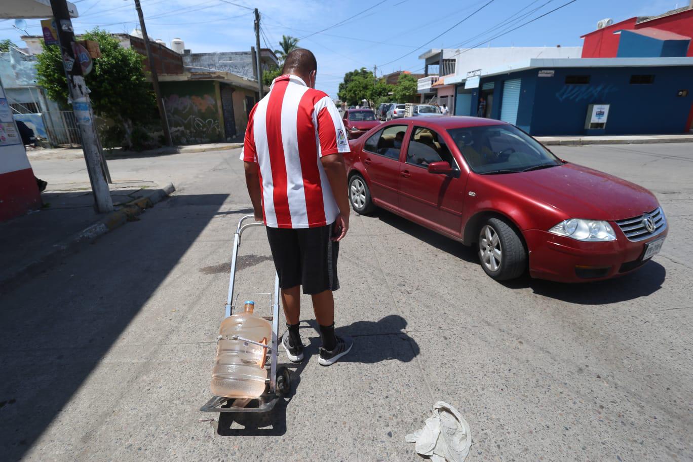 $!Jumapam aseguró que este viernes se normalizaría el abasto de agua, pero en muchas colonias siguieron ‘a secas’