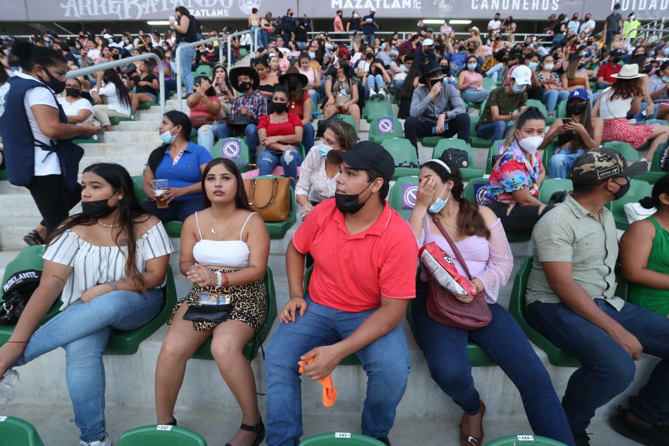 $!Mazatlecos se vuelcan al Kraken para escuchar a Christian Nodal