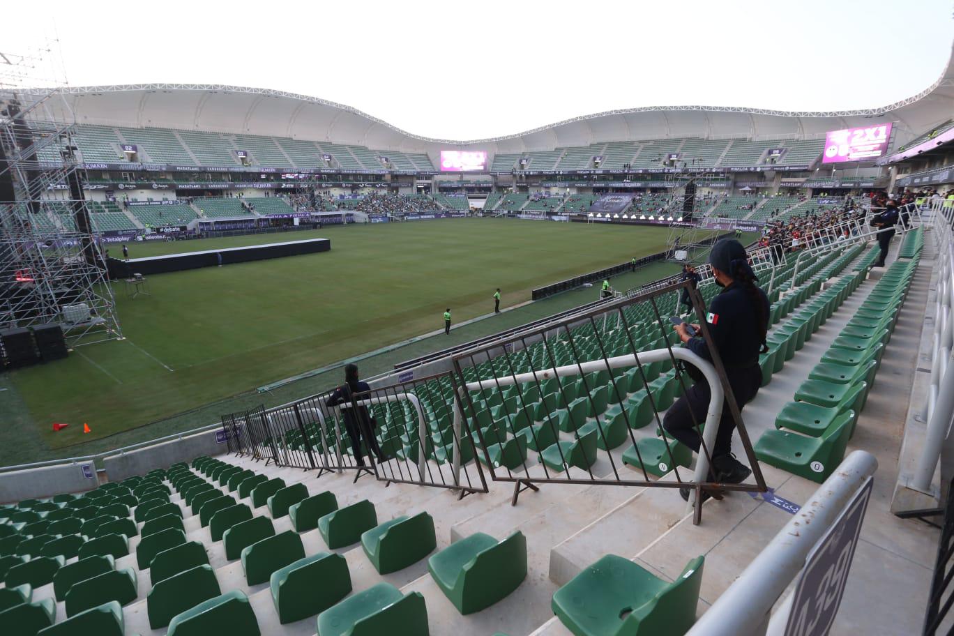 $!Mazatlecos se vuelcan al Kraken para escuchar a Christian Nodal