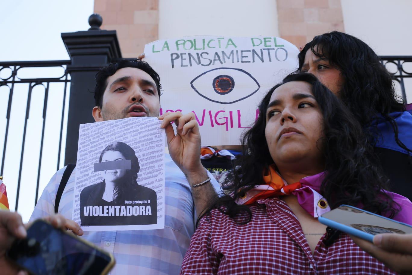 $!Colectivos feministas y LGBTQ+ protestan para exigir que no se deseche impugnación de Emma Zermeño contra Almendra Negrete