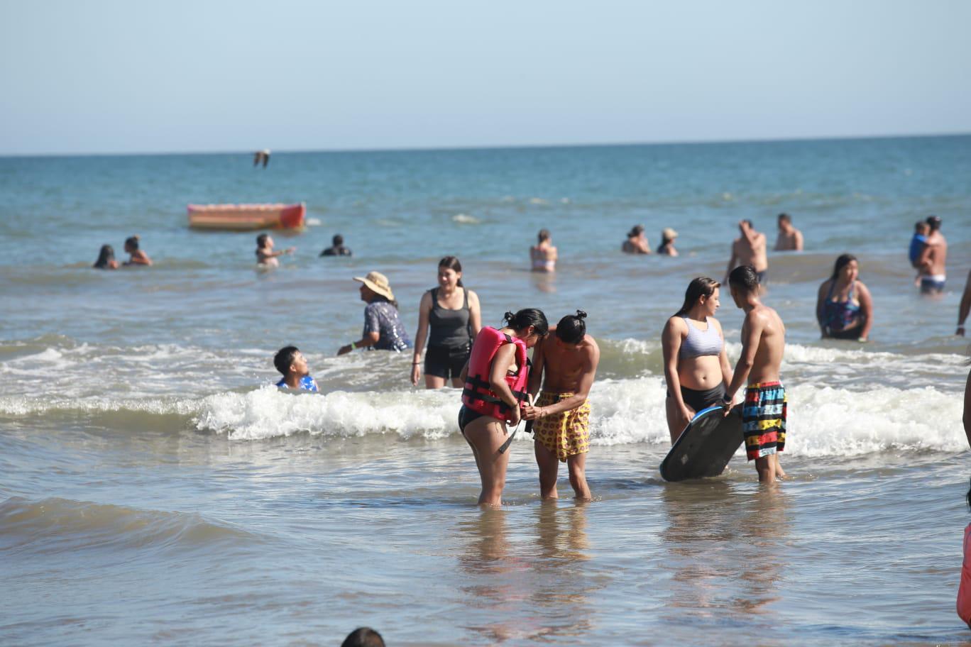 $!Disfrutan centenares de personas atractivos de Mazatlán este domingo