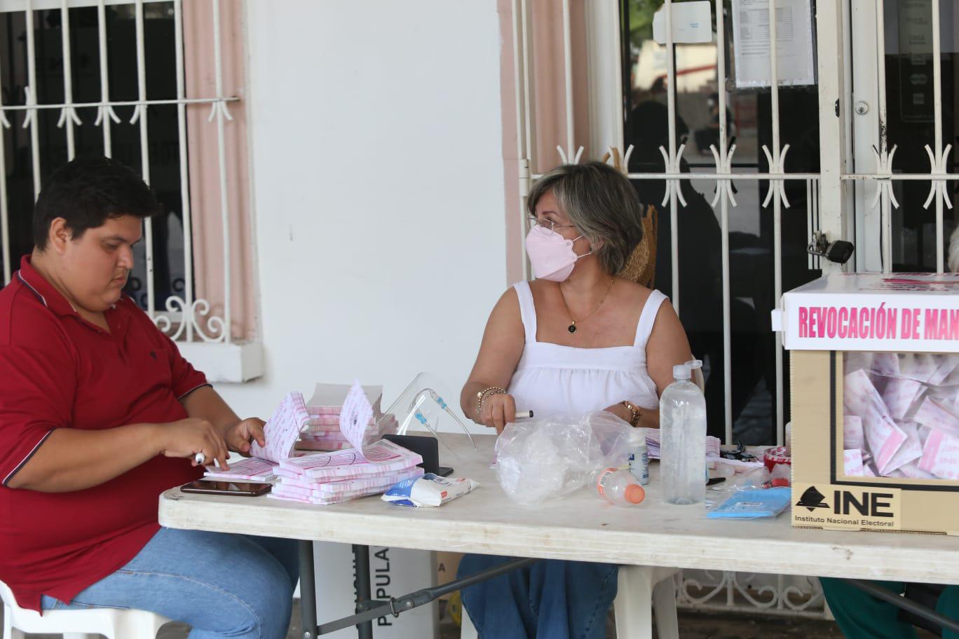 $!En Mazatlán finaliza votación por Revocación de Mandato de AMLO; ya cuentan papeletas